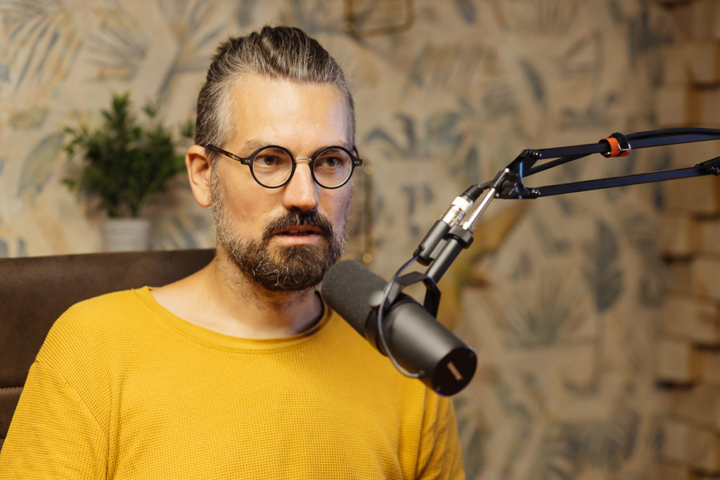 Boris Meluš za mikrofónom