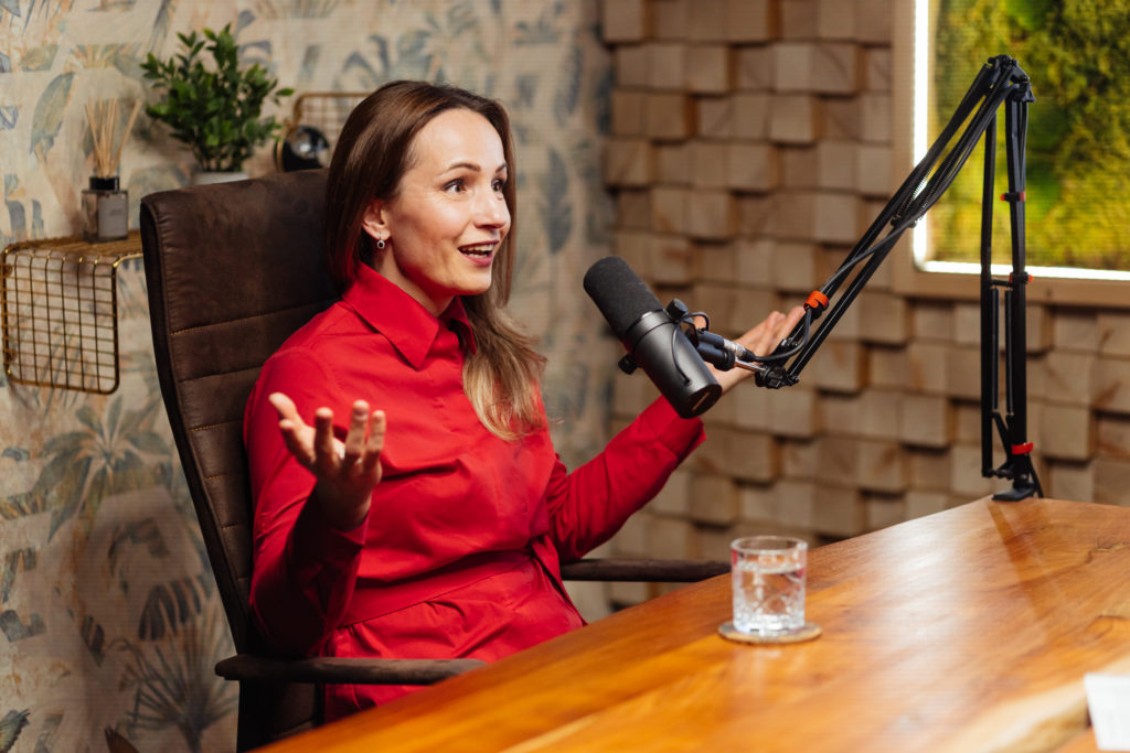 Oľga Bystrianska počas rozhovoru za mikrofónom v nahrávacom štúdiu