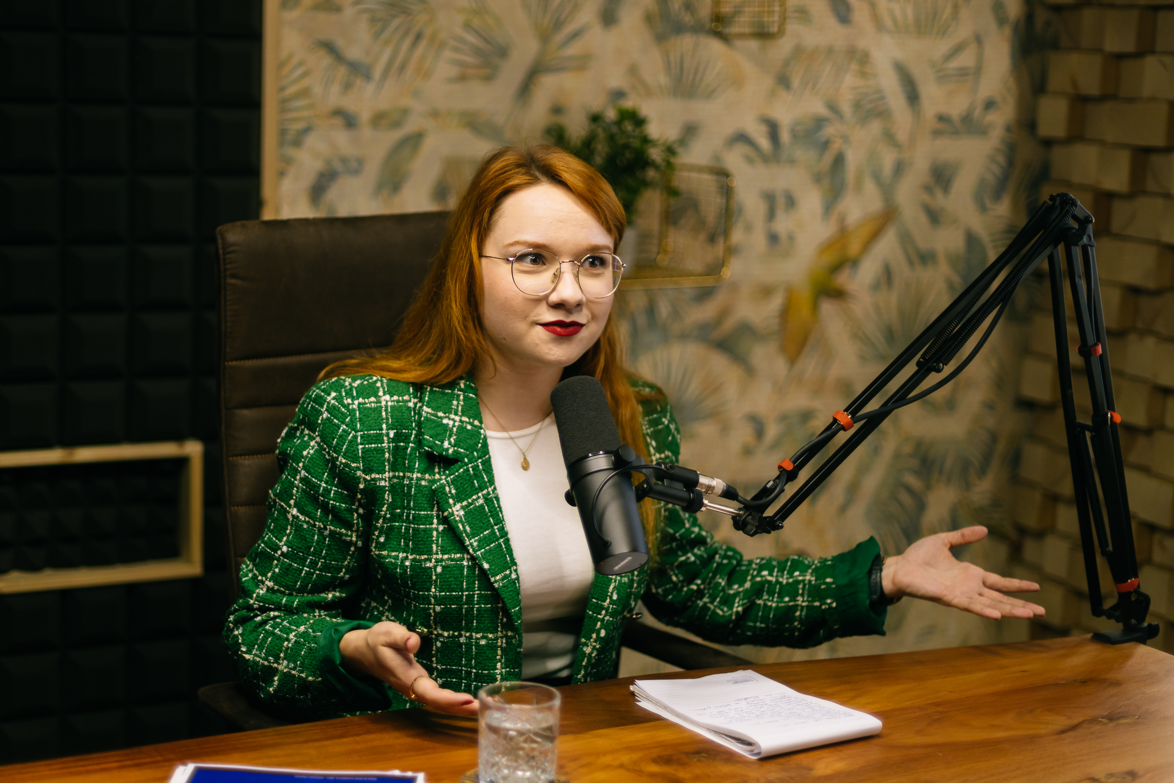 Zuzana Hozlárová počas rozhovoru v nahrávacom štúdiu